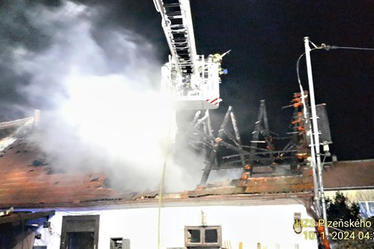 Na severním Plzeňsku hořelo stavení. Zapálil ho někdo úmyslně?