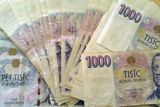 Všímavý svědek zachránil ženě u bitcoinmatu v Plzni statisíce korun