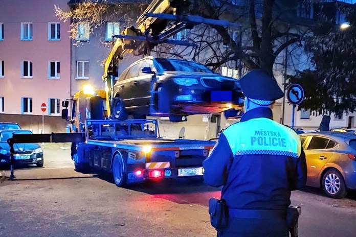 Strážníci měli na hokeji plné ruce práce se špatně parkujícími řidiči