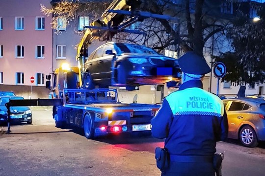 Strážníci měli na hokeji plné ruce práce se špatně parkujícími řidiči