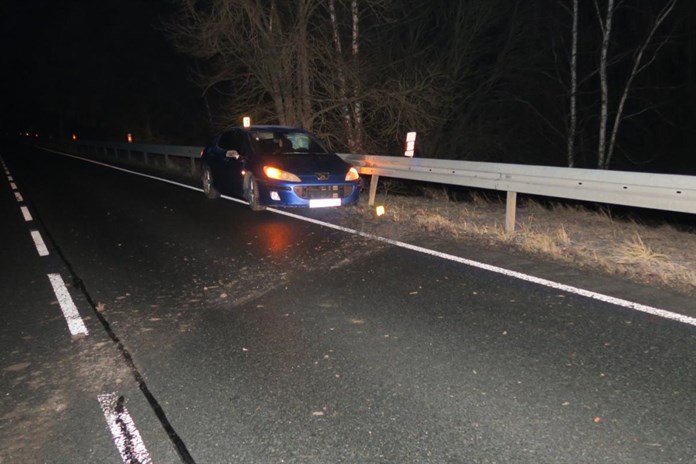 Neznámý řidič boural na Tachovsku. Zamkl auto a odešel!