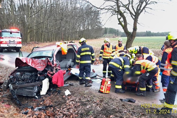 Mladý řidič narazil s autem do stromu, těžce se zranil