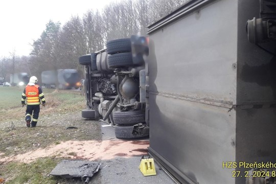 Nehoda kamionu uzavřela silnici na Rokycansku, řidič se zranil