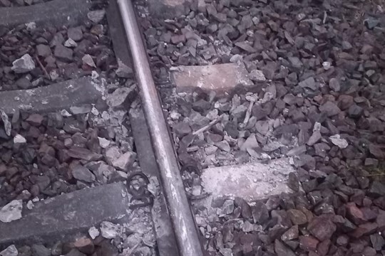 Mezi Vejprnicemi a Plzní narazil osobní vlak do betonové překážky, někdo ji tam nastražil zřejmě úmyslně!