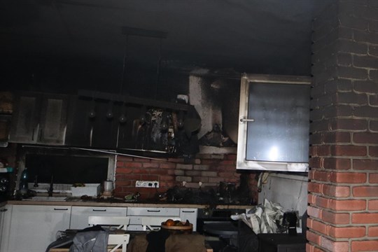 V rodinném domě na Klatovsku hořelo, mladá rodina skončila v nemocnici