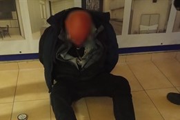 Agresivní muž řádil na autobusovém nádraží, pak vyhrožoval fyzickou...