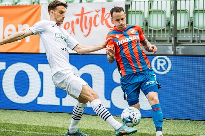 Špatná zpráva pro Plzeň. Sýkora má vážně poraněné koleno, je po operaci