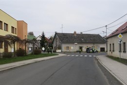 Motorkář na Domažlicku nepřežil střet s osobním autem. Policisté...