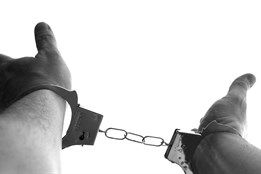 Místo, aby tržbu uložil do trezoru, utratil ji. Vedoucímu...