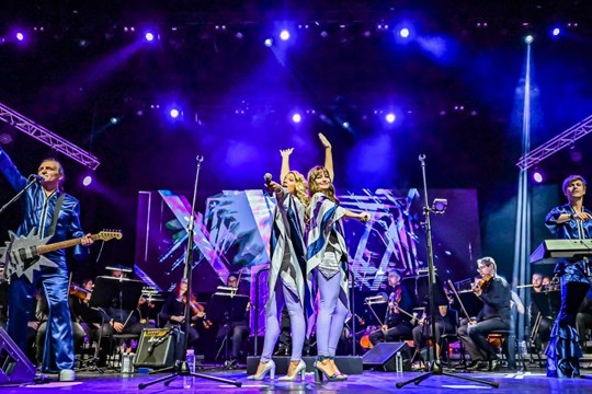 Světová show míří do Plzně! Zažijte večer plný největších hitů legendární skupiny ABBA spolu se symfonickým orchestrem!