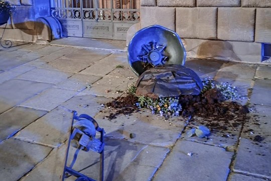 Vandal poškodil v průběhu Slavností svobody historickou budovu radnice, sám se při tom zranil