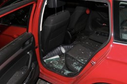 Poničil dlažebními kostkami čtrnáct aut, pak dupnul svědkovi na hlavu!