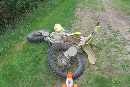 Motorkář ujížděl před policisty, při pronásledování naboural