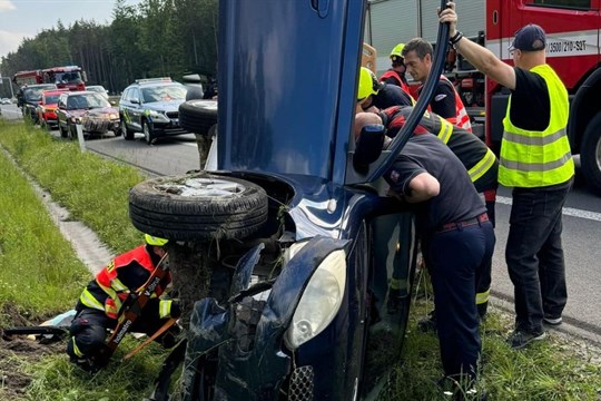 Z korby nákladního auta spadlo kolečko. Řidička jedoucí za ním kvůli tomu nabourala