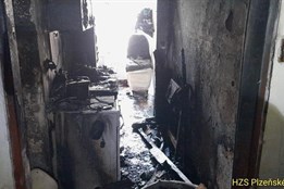 Aktualizováno: Požár bytu v domě u vlakového nádraží. Jeden člověk...