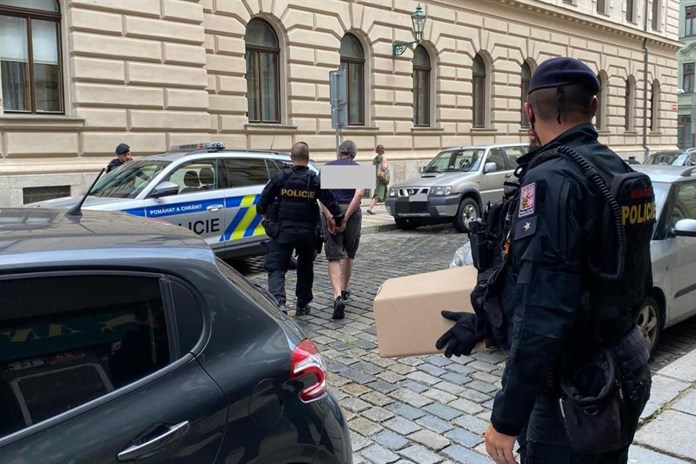 Muži, který vyhrožoval vystřílením státních institucí, sdělili policisté podezření ze spáchání přečinu vyhrožování