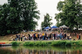 Dvanáctý ročník festivalu Náplavka k světu. zakotví na břehu Úslavy...