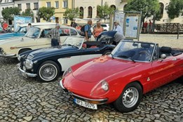 Náměstí v Kašperských Horách se zaplnilo veterány