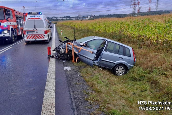Čelní střet tří aut uzavřel silnici mezi Horní Lukavicí a Přešticemi