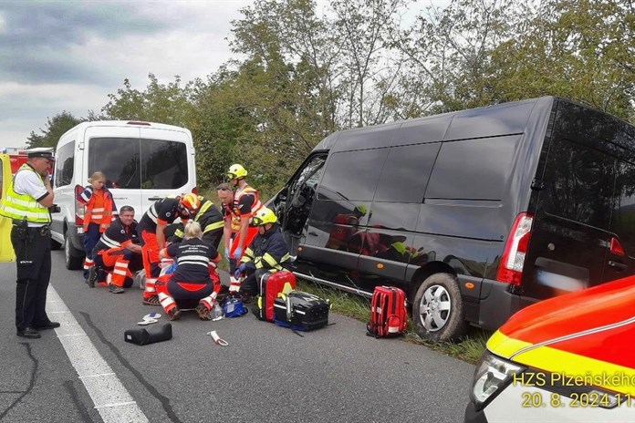 Při nehodě dvou dodávek a kamionu na dálnici u Rokycan se těžce zranil řidič!