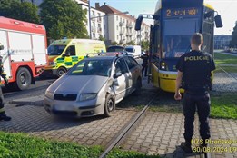 Na Slovanech se srazila tramvaj s autem. Zranil se řidič a dva...