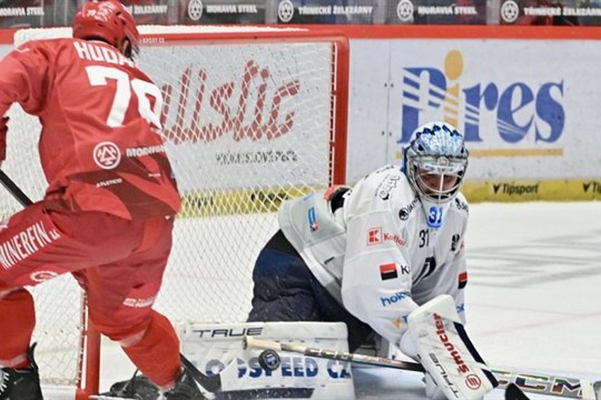 Prohrávali o dvě branky, nakonec odvezli hokejisté Plzně z ledu mistra bod