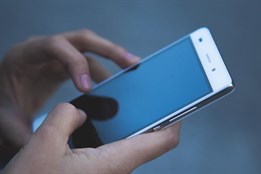 Dívky ukradly muži v baru telefon, dostali se do bankovnictví a...