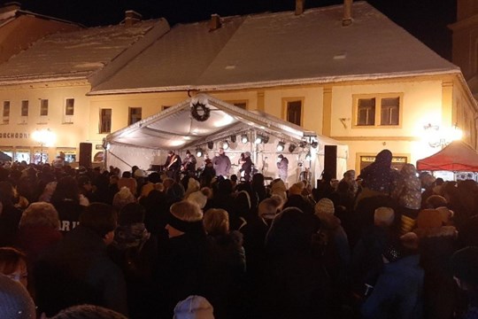 Užijte si období adventu v Rokycanech. Rozsvítí se vánoční strom, připraveny jsou také trhy