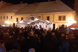 Užijte si období adventu v Rokycanech. Rozsvítí se vánoční strom,...
