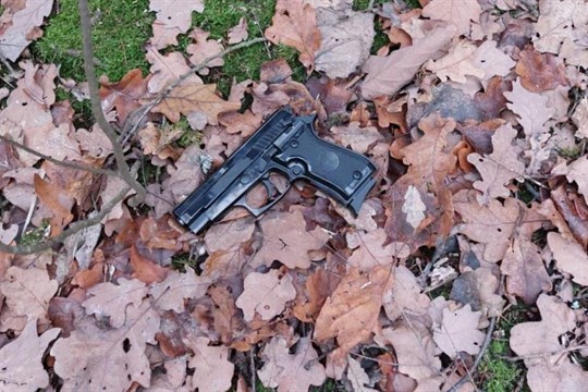 Detaily přepadení pošty v Tlučné. Lupič si nechal poslat balíky, přišel si pro ně s pistolí