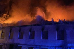 Rozsáhlý požár v Bruntále, plameny pohltily bývalá kasárna,...