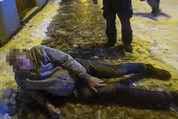 Ledovka si vybírala svoji daň. Muž uklouzl na chodníku a poranil si...