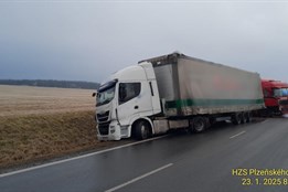Ledovka udeřila. Problémy na silnicích hlásí řidiči i zasahující...