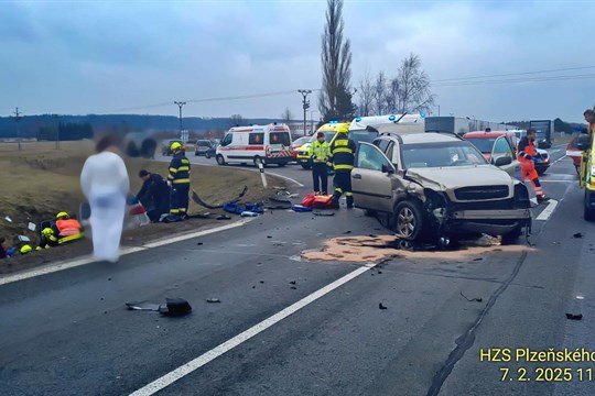Vážná nehoda dvou aut uzavřela silnici u Nové Hospody na Tachovsku