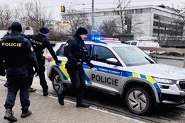 Aktualizováno: Cestující v tramvaji vyděsil muž, který si nabíjel...