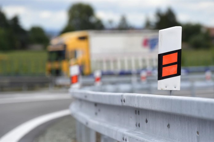 Policie stíhá posádku BMW, z něhož střílel spolujezdec po kamionu na D5 za Plzní