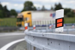 Policie stíhá posádku BMW, z něhož střílel spolujezdec po kamionu...