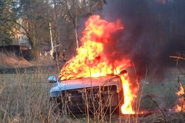 Hořící vrak za OC Plaza: Strážníci zasahovali, ale na záchranu bylo...