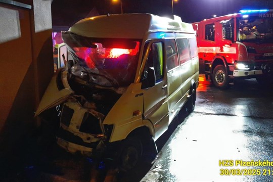 Opilý a zdrogovaný řidič mikrobusu nezvládl kruhový objezd v Křimicích. Zranilo se osm lidí!