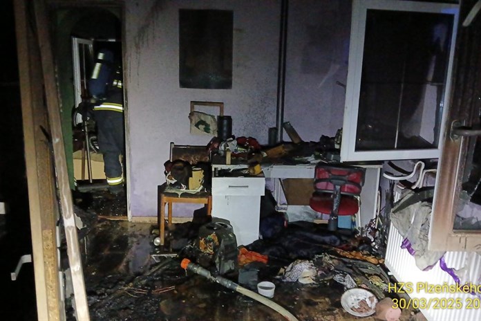 Drama v Plasích. Muž se pokusil o sebevraždu, polil se hořlavinou a zapálil