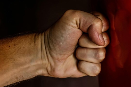 Muž z Habartova brutálně napadl svou dceru: Výsledek si vyfotil a rozeslal