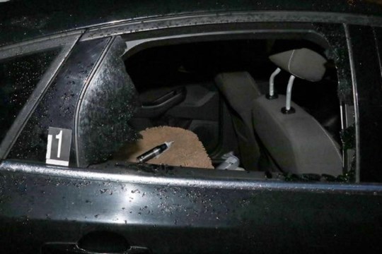 Jeden kradl, druhý pomáhal. Policisté dopadli dvojici, která se vloupala do aut