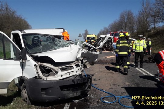 Vážná nehoda dodávek uzavřela silnici na Klatovsku