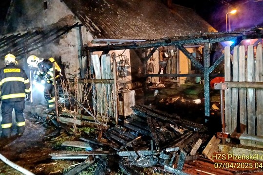 Hasiči na Manětínsku bojovali s požárem přístřešku