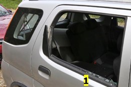 Muž vykrádal po Plzni zaparkovaná auta, celkem si odnesl věci za...