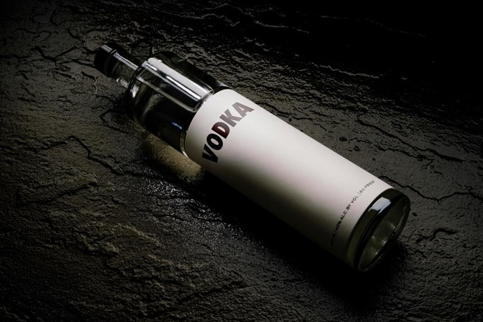 Tři lahve alkoholu a bezvědomí: Prodej nezletilému řeší policie ze Sokolova