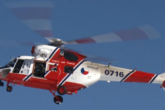 Na Kralovicku spadl sportovní vrtulník, pilot se zranil