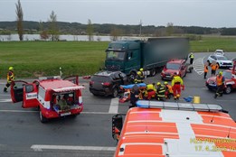 Při nehodě dvou aut a kamionu na Tachovsku se zranili čtyři lidé...