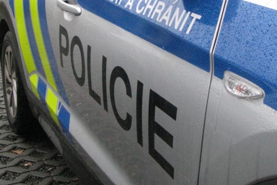 Muž se snažil zabránit střetu s autem, skončil ve svodidlech. Policisté hledají svědky nehodu u Plzně!