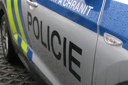 Muž se snažil zabránit střetu s autem, skončil ve svodidlech....